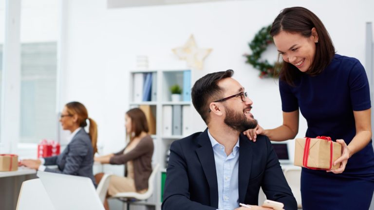 Pros and Cons of Hiring Over the Holidays